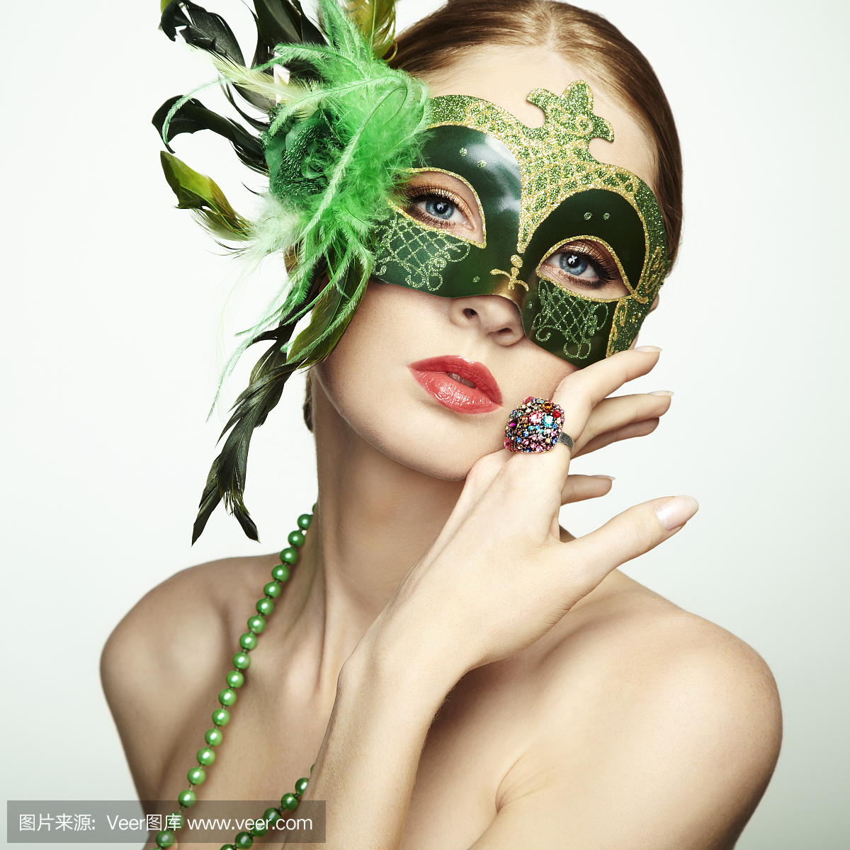 戴着绿色威尼斯面具的美丽年轻女子