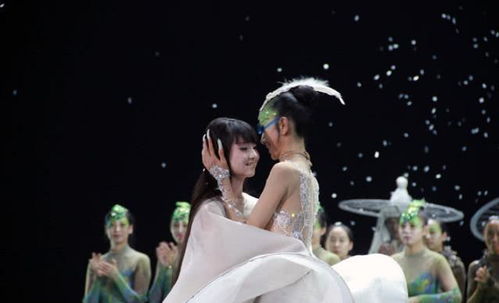 杨丽萍和小彩旗在舞台上跳舞,看到小彩旗的装扮,网友们不淡定了